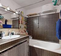 3D, predaj 3 izb. byt, balkón, loggia, klíma, Agátová ul., Dúbravka - Kúpeľňa s vaňou a umývadlom v 3-izbovom byte s modernými obkladmi.