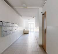 3D, predaj 3 izb. byt, balkón, loggia, klíma, Agátová ul., Dúbravka - Chodba bytového domu s poštovými schránkami a pohovkou na Agátovej ulici v Dúbravke.