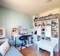 3D, predaj 3 izb. byt, balkón, loggia, klíma, Agátová ul., Dúbravka - Pracovňa s úložnými regálmi a písacím stolom v 3-izbovom byte.
