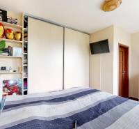 3D, predaj 3 izb. byt, balkón, loggia, klíma, Agátová ul., Dúbravka - Spálňa v 3-izbovom byte s posteľou, skriňou a dekoráciami, vrátane rastlín a masiek.