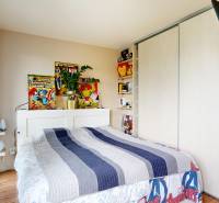 3D, predaj 3 izb. byt, balkón, loggia, klíma, Agátová ul., Dúbravka - Spálňa s komiksovými plagátmi, dekoráciami a posteľou v 3-izbovom byte.