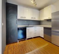 3D, predaj 3 izb. byt, balkón, loggia, klíma, Agátová ul., Dúbravka - Kuchyňa v 3-izbovom byte so vstavanými spotrebičmi a drevenou podlahou.