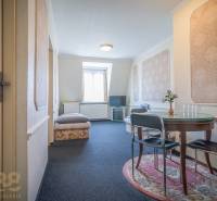 Predaj nehnuteľnosti v mestskej časti Poprad-Veľká - Izba v hoteloch a penziónoch s okrúhlym stolom a televízorom na stojane.