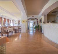 Predaj nehnuteľnosti v mestskej časti Poprad-Veľká - Interiér Hotely a penzióny s reštauráciou, podlaha s dreveným dekorom, dekoratívne závesy.