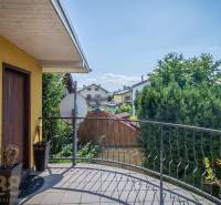 Predaj nehnuteľnosti v mestskej časti Poprad-Veľká - Balkón s výhľadom na záhrady v penziónoch, Poprad, Hotely a penzióny. Ozdobné kvetináče.