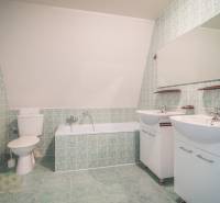 Predaj nehnuteľnosti v mestskej časti Poprad-Veľká - Kúpeľňa s vaňou, dvoma umývadlami a zelenými dlaždicami v Hoteloch a penziónoch.