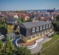 Predaj nehnuteľnosti v mestskej časti Poprad-Veľká - Žltý hotel s vežou, obklopený záhradou v meste Poprad, hotely a penzióny.