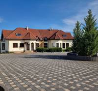 PREDAJ - EXKLUZÍVNA VILA - NITRA - Rodinný dom na Dolnočermánskej ulici v Nitre s veľkou dlaždenou plochou a stromami.