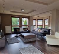 PREDAJ - EXKLUZÍVNA VILA - NITRA - Široký obývací priestor s pohodlnými sedačkami a drevenou podlahou v rodinnom dome.