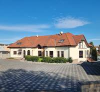 PREDAJ - EXKLUZÍVNA VILA - NITRA - Rodinný dom na Dolnočermánskej ulici v Nitre so sedlovou strechou a garážou.