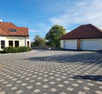 PREDAJ - EXKLUZÍVNA VILA - NITRA - Rodinný dom na Dolnočermánskej ulici v Nitre s priestranným dvorom a garážou.