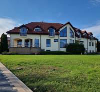 PREDAJ - EXKLUZÍVNA VILA - NITRA - Rodinný dom na Dolnočermánskej ulici v Nitre s upraveným trávnikom a terasou.