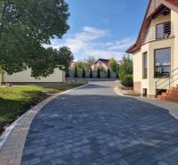 EXKLUZÍVNA VILA - NITRA - PREDAJ - Rodinný dom na Dolnočermánskej v Nitre s dlaždeným chodníkom a zeleňou.