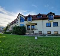 EXKLUZÍVNA VILA - NITRA - PREDAJ - Rodinný dom na Dolnočermánskej v Nitre s rozľahlou záhradou a zeleným trávnikom.