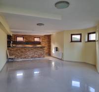 EXKLUZÍVNA VILA - NITRA - PREDAJ - Otvorený priestor s barovým pultom a oknami v rodinnom dome, svetlé steny a podlahy.