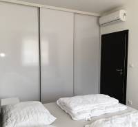 PRENÁJOM - Byt s krásnym výhľadom - Nitra, Dolnohorská - Spálňa v 2-izbovom byte so vstavanou skriňou a klimatizáciou.