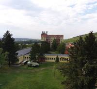 PRENÁJOM - Byt s krásnym výhľadom - Nitra, Dolnohorská - Výhľad v Nitre na Dolnohorskej ulici s budovami a okolitou zeleňou.