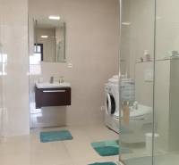 PRENÁJOM - Byt s krásnym výhľadom - Nitra, Dolnohorská - Kúpeľňa v 2-izbovom byte s práčkou, sprchou a svetlými obkladmi.