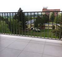 PRENÁJOM - Byt s krásnym výhľadom - Nitra, Dolnohorská - Balkón 2-izbového bytu na Dolnohorskej ulici v Nitre s výhľadom na zeleň.