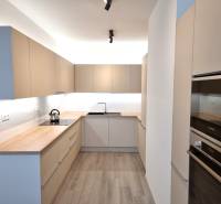 PRENÁJOM - 3 izbový byt Nitra – RIVIERA NITRA, Piesková ulica - Kuchyňa s drevenou pracovnou doskou a vstavanými spotrebičmi v 3-izbovom byte.