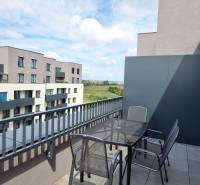 PRENÁJOM - 3 izbový byt Nitra – RIVIERA NITRA, Piesková ulica - Balkón 3-izbového bytu na Pieskovej ulici v Nitre s pohľadom na okolitú krajinu.