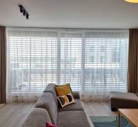 PRENÁJOM - 3 izbový byt Nitra – RIVIERA NITRA, Piesková ulica - Obývacia izba v 3-izbovom byte s pohodlnou sedačkou a veľkými oknami.