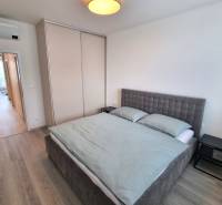 PRENÁJOM - 3 izbový byt Nitra – RIVIERA NITRA, Piesková ulica - Spálňa v 3-izbovom byte s posteľou, skriňou a klimatizáciou.