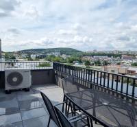 PRENÁJOM - 3 izbový byt Nitra – RIVIERA NITRA, Piesková ulica - Pohľad z terasy 3-izbového bytu na Pieskovej ulici v Nitre s mestským panorámom.