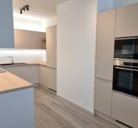 PRENÁJOM - 3 izbový byt Nitra – RIVIERA NITRA, Piesková ulica - Moderná kuchyňa v 3-izbovom byte s drevenou pracovnou doskou a vstavanými spotrebičmi.