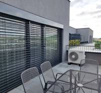 PRENÁJOM - 3 izbový byt Nitra – RIVIERA NITRA, Piesková ulica - Terasa 3-izbového bytu na Pieskovej ulici v Nitre s vonkajším posedením a žalúziami.