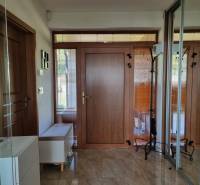 PREDAJ - Exkluzívny rodinný dom - Nitra, Zobor - Chodba v rodinnom dome s drevenými dverami, dlažbou a zrkadlovou skriňou.