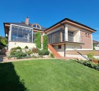 PREDAJ - Exkluzívny rodinný dom - Nitra, Zobor - Rodinný dom v Nitre s presklenou terasou a upravenou záhradou.