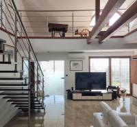 PREDAJ - Exkluzívny rodinný dom - Nitra, Zobor - Interiér rodinného domu s krbom, televízorom a schodiskom. Podlaha s dreveným dekorom.