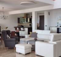 PREDAJ - Exkluzívny rodinný dom - Nitra, Zobor - Obývacia izba v rodinnom dome s bielym sedacím nábytkom a tmavým jedálenským stolom.