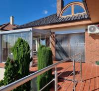 PREDAJ - Exkluzívny rodinný dom - Nitra, Zobor - Rodinný dom v Nitre s terasou, presklenou prístavbou a tehlovou fasádou.