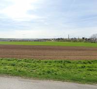 PREDAJ- Priemyselný pozemok 133.667 m2- 7 km od Jaguar-Landrover - Rozľahlé polia a zeleň v pozadí s mestskou zástavbou v Nitre vhodné pre Pozemky - komerčné.