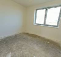 PREDAJ - 4 izbový holodom s veľkou garážou , Lužianky, Smreková ulica - Miestnosť so surovou podlahou, bielymi stenami a oknom, rodinný dom v stave dokončovania.