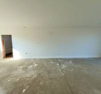 PREDAJ - 4 izbový holodom s veľkou garážou , Lužianky, Smreková ulica - Prázdna miestnosť v dome, biele steny, betónová podlaha.