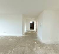 PREDAJ - 4 izbový holodom s veľkou garážou , Lužianky, Smreková ulica - Prázdna miestnosť v rodinnom dome s bielymi stenami a betónovou podlahou.