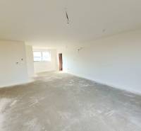 PREDAJ - 4 izbový holodom s veľkou garážou , Lužianky, Smreková ulica - Nezariadená miestnosť, svetlé steny, veľké okná, ideálne pre rodinný dom.