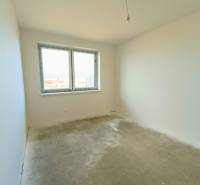 PREDAJ - 4 izbový holodom s veľkou garážou , Lužianky, Smreková ulica - Prázdna izba s oknom, podlaha bez podlahovej krytiny, súčasť rodinného domu.