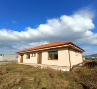 PREDAJ - 4 izbový holodom s veľkou garážou , Lužianky, Smreková ulica - Rodinný dom s hnedou strechou v prírodnom prostredí pod modrou oblohou.