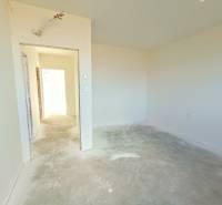 PREDAJ - 4 izbový holodom s veľkou garážou , Lužianky, Smreková ulica - Prázdna miestnosť so svetlými stenami a betónovou podlahou, súčasť rodinného domu.