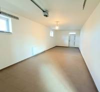 PREDAJ - 4 izbový holodom s veľkou garážou , Lužianky, Smreková ulica - Priestranná garáž v rodinnom dome s dlažbou a oknom. Nehnuteľnosti, predaj, rodinný dom.