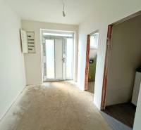 PREDAJ - 4 izbový holodom s veľkou garážou , Lužianky, Smreková ulica - Chodba rodinného domu, znaky rekonštrukcie, vchodové dvere a elektrická skriňa.