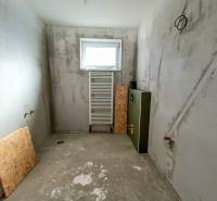 PREDAJ - 4 izbový holodom s veľkou garážou , Lužianky, Smreková ulica - Rozostavaná miestnosť s betónovou podlahou, oknom, radiátorom v rodinnom dome.