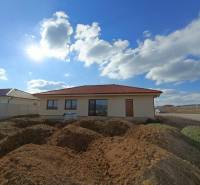 PREDAJ - 4 izbový holodom s veľkou garážou , Lužianky, Smreková ulica - Rodinný dom so šikmou strechou, výrazné oblačné nebo, prázdna krajina naokolo.