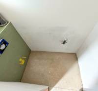 PREDAJ - 4 izbový holodom s veľkou garážou , Lužianky, Smreková ulica - Nedokončený priestor v rodinnom dome s inštalatérskymi prácami pre kúpeľňové zariadenia.