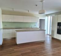 PREDAJ - 3 izbový dom v centre mesta, Nitra - Kuchyňa v rodinnom dome s bielymi skrinkami a podlahou s dreveným dekorom.