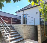 PREDAJ - 3 izbový dom v centre mesta, Nitra - Exteriér rodinného domu v Nitre s terasou a schodiskom z kovu a betónu.